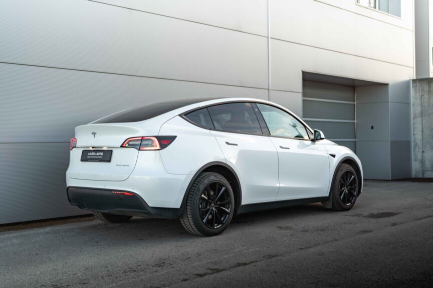 Tesla Model Y - Image 2