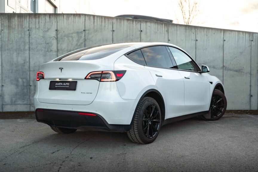 Tesla Model Y - Image 14