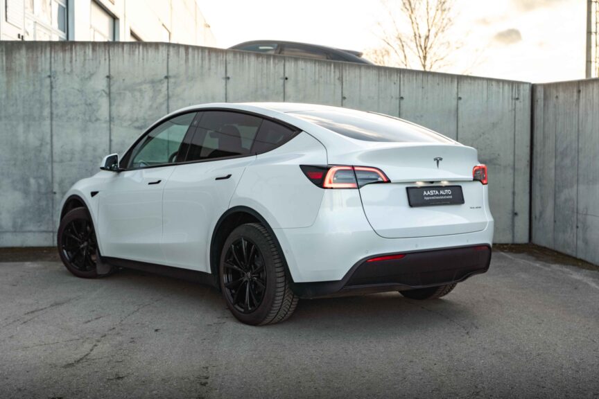 Tesla Model Y - Image 10