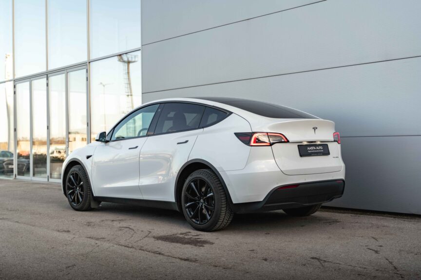 Tesla Model Y - Image 18