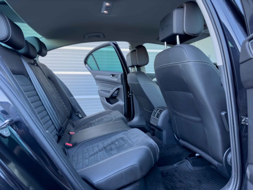 Volkswagen Passat - Image 16
