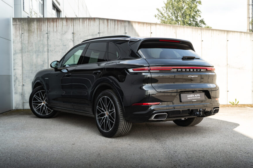 Porsche Cayenne - Image 16