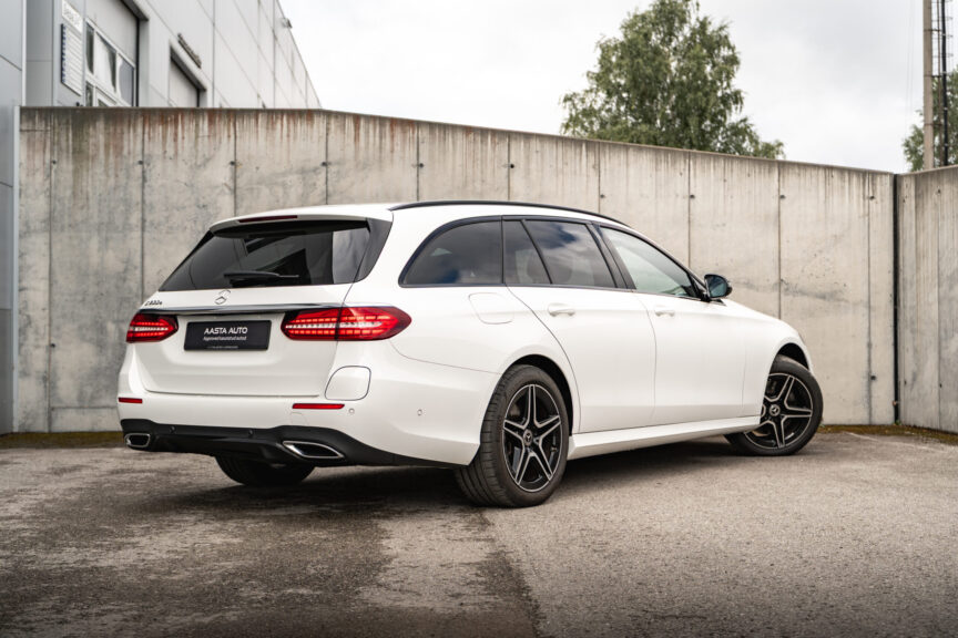 Mercedes-Benz E 300 - Image 12