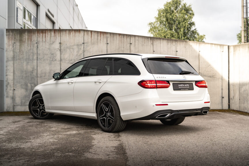 Mercedes-Benz E 300 - Image 19